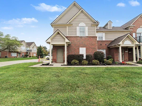 27316 Hidden Oaks Dr, Trenton, MI 48183