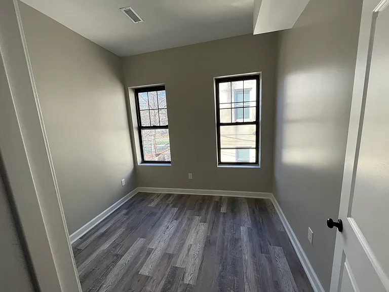 200 E 22nd St #1 — Photo 8