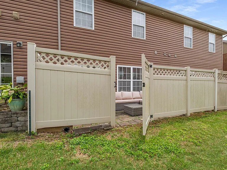1021 Ashmore Dr — Photo 18