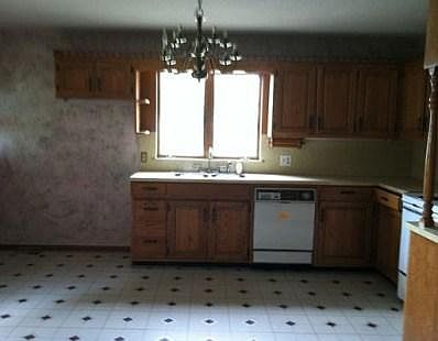 5th image of 320 S Leonard Ave