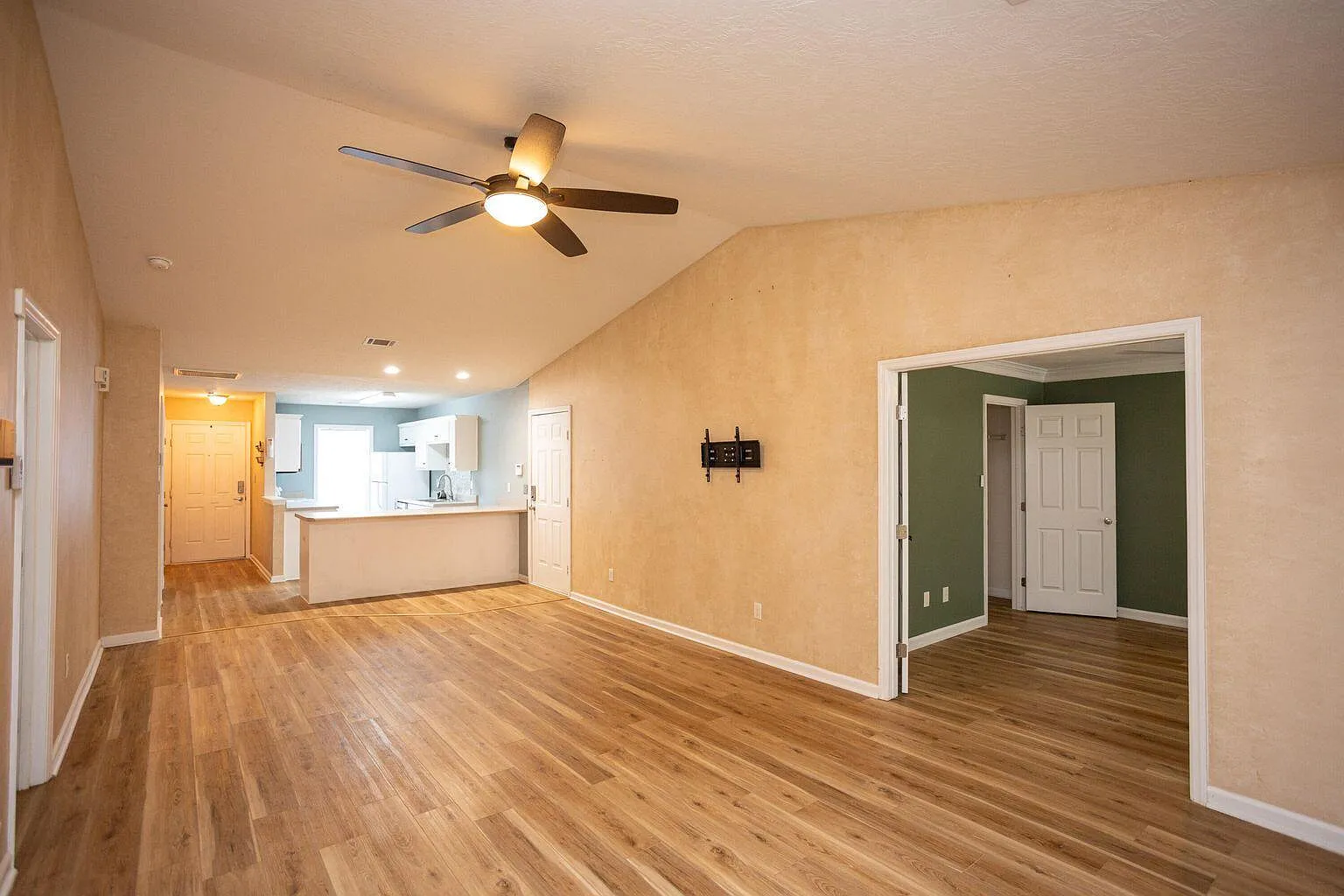 3 bed, 2.0 bath, 1300 sqft, $1,660 — Photo 2