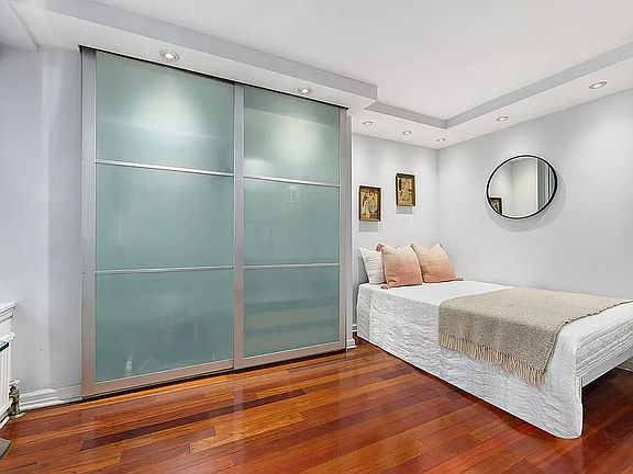 3rd image of 31 Gramercy Park S APT A