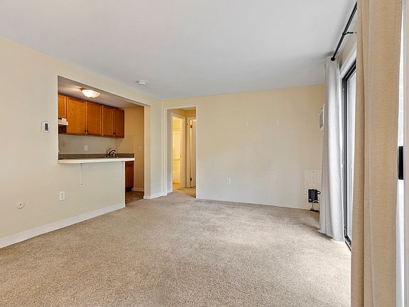4th image of 392 Great Rd APT A104