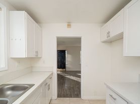 Coming Soon!Cozy 2 Bed 1 Bath Unit!, 2 br / 1.0 ba, $2795