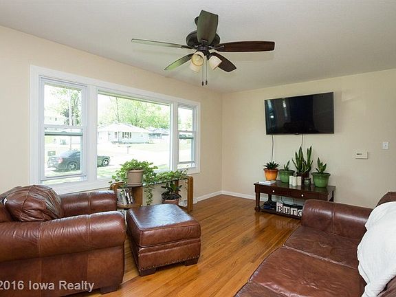 3rd image of 305 Valley Dr