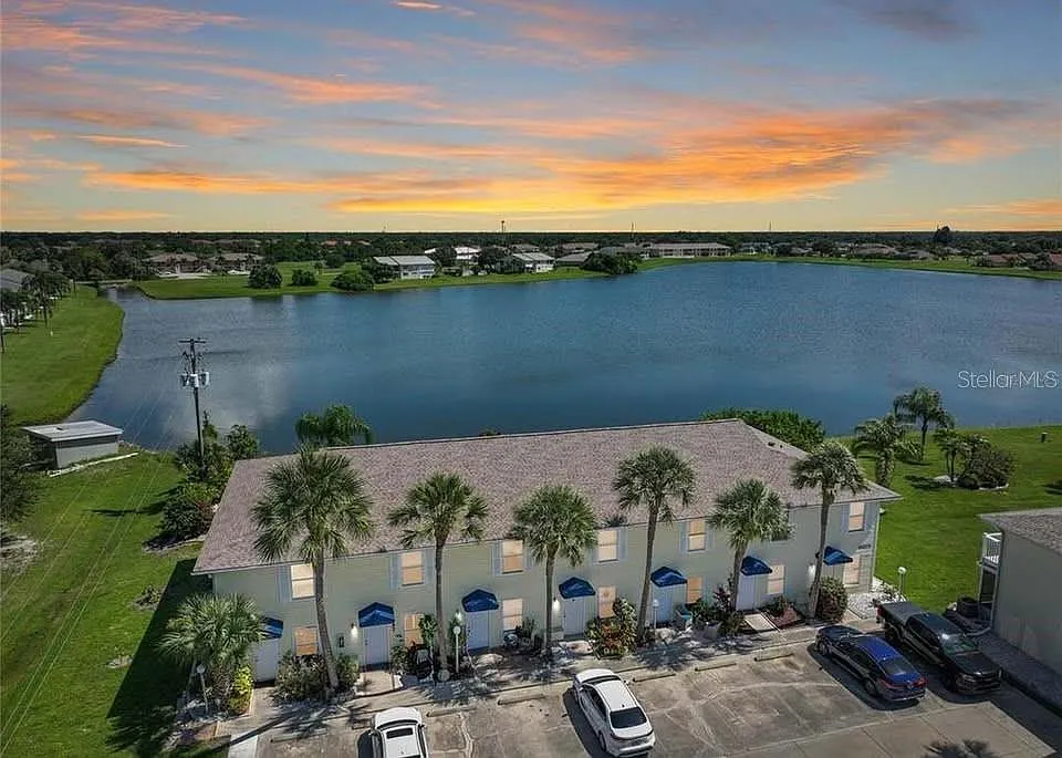 2 bed, 2.5 bath, 1298 sqft, $1,450 — Photo 1