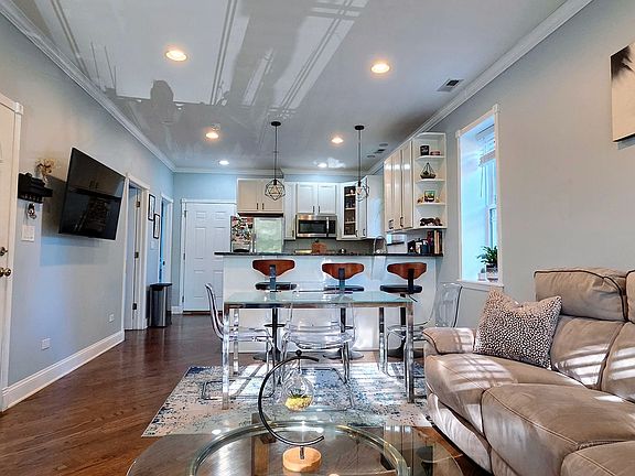3rd image of 7223 N Oakley Ave APT 2W
