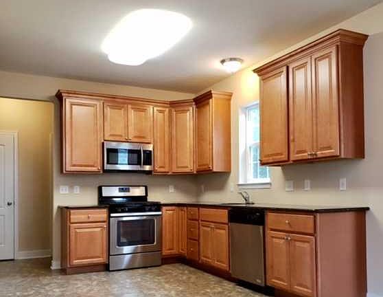 Spacious Kitchen - lots of cabinets