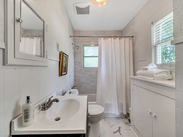 606 1/2 W Dobbs St — Photo 8