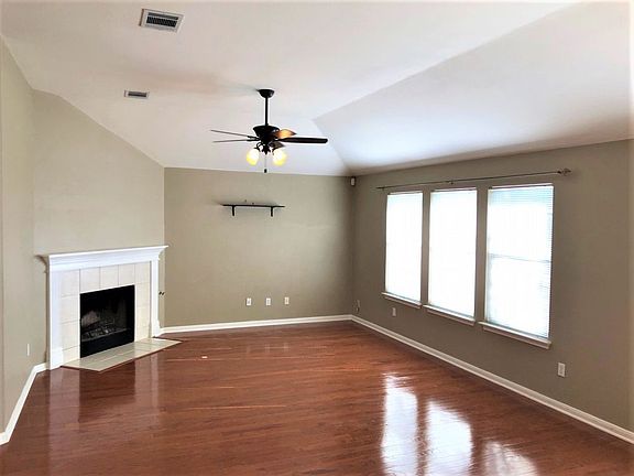 5th image of 1405 Petunia Ln