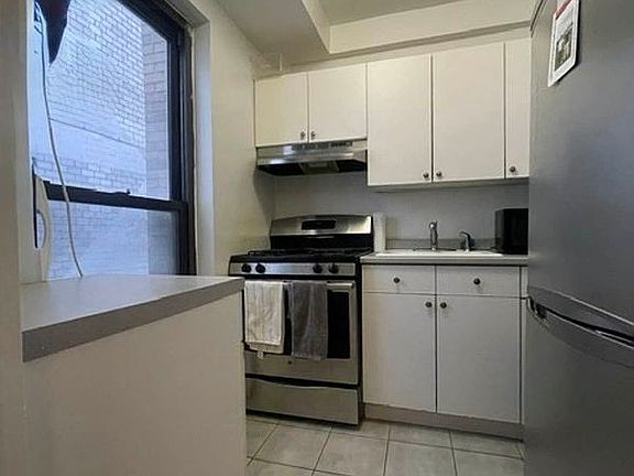 3rd image of 210 E 47th St APT 12B