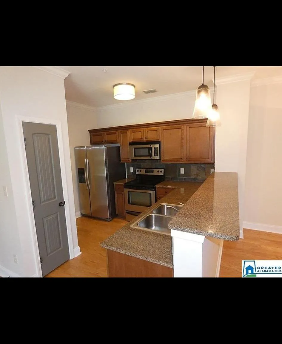 2 bed, 1022 sqft, $1,650 — Photo 2