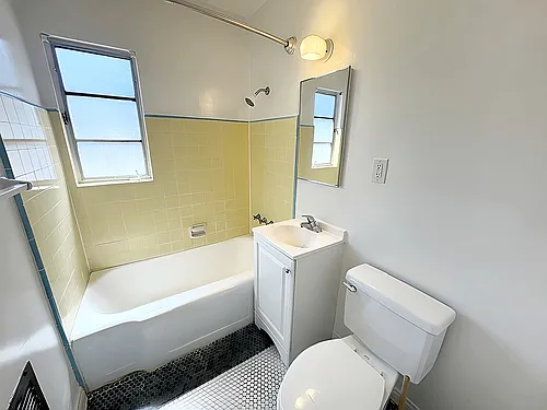 2103 Oak St #B — Photo 7