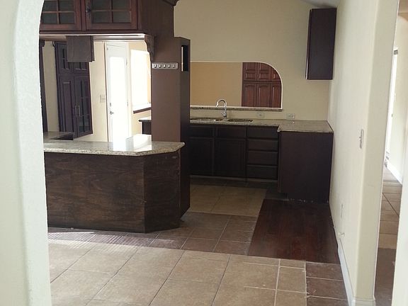 Kitchen w/Granite Counters