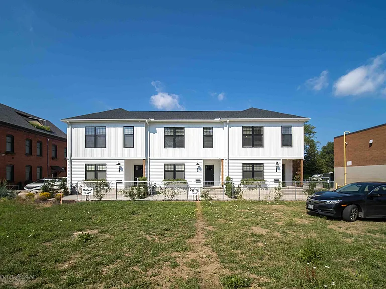 2061 W 34th Pl — Photo 2