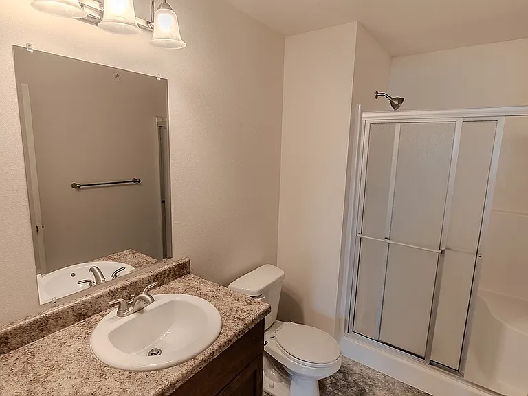 Main Bedroom - Private ensuite bathroom