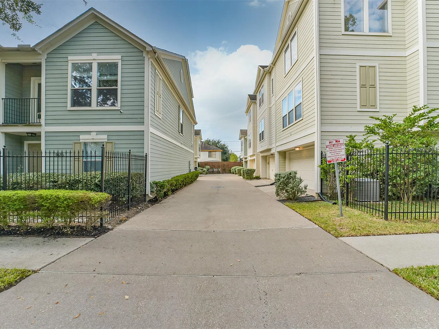 2 bed, 2.5 bath, 1244 sqft, $2,100 — Photo 2