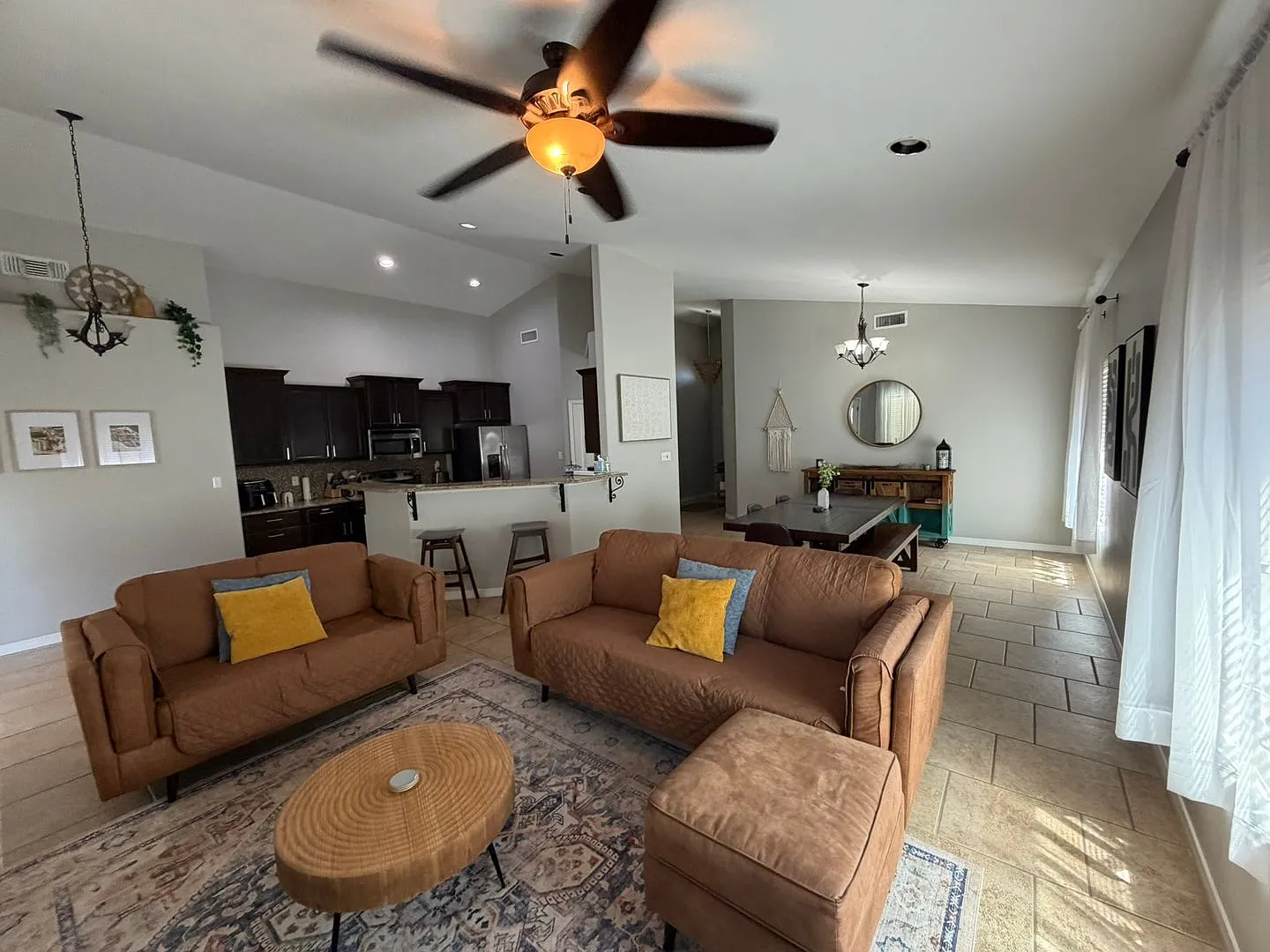Fully Furnished All Bills Paid 3 Bedroom 2 Bath Home — Photo 4