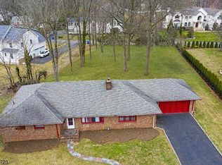 20 Surrey Ln, Colonia, NJ 07067