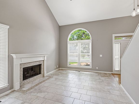 4th image of 913 Magnolia Ct W