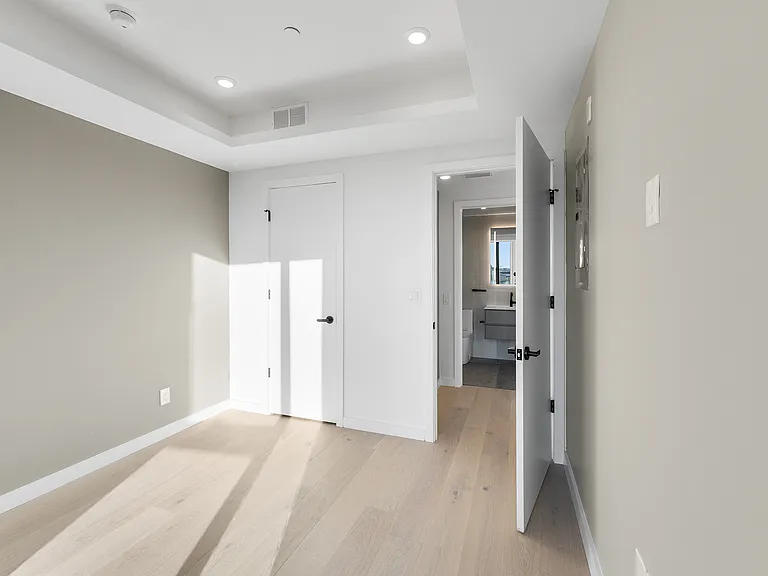 UNIT X08 - 820 SF
ONE BEDROOM + DEN