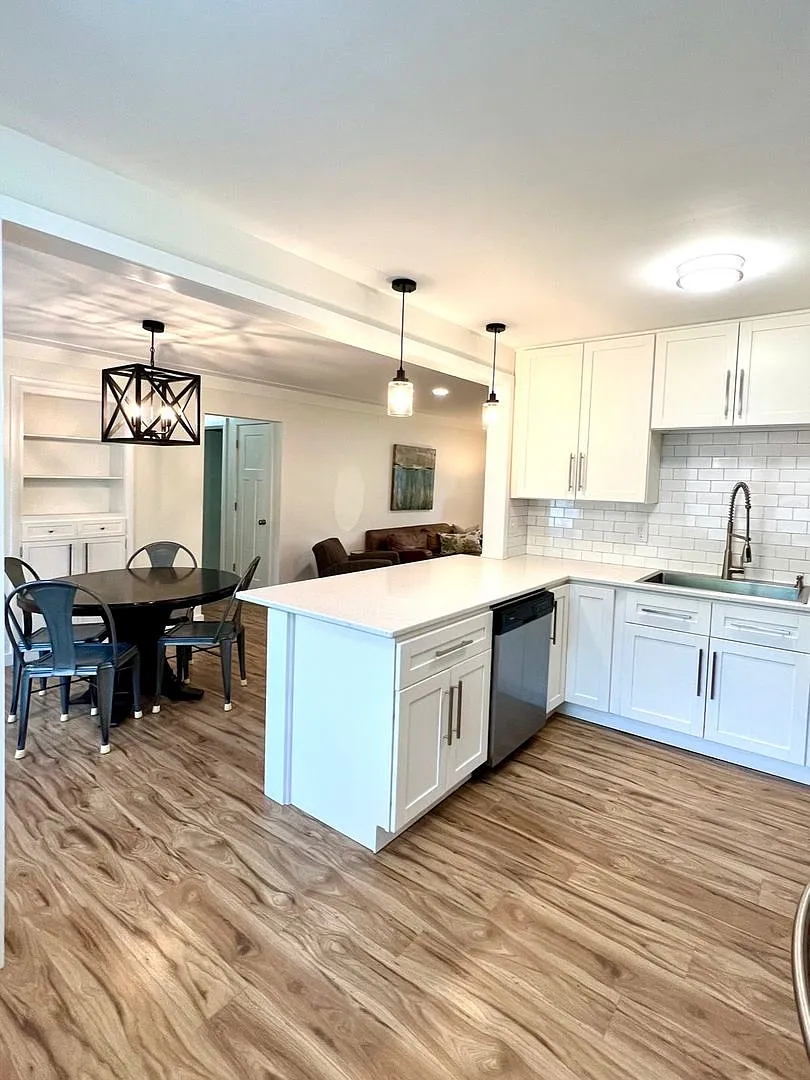 Completely renovated! Forest Hills Eastern Schools — Photo 4