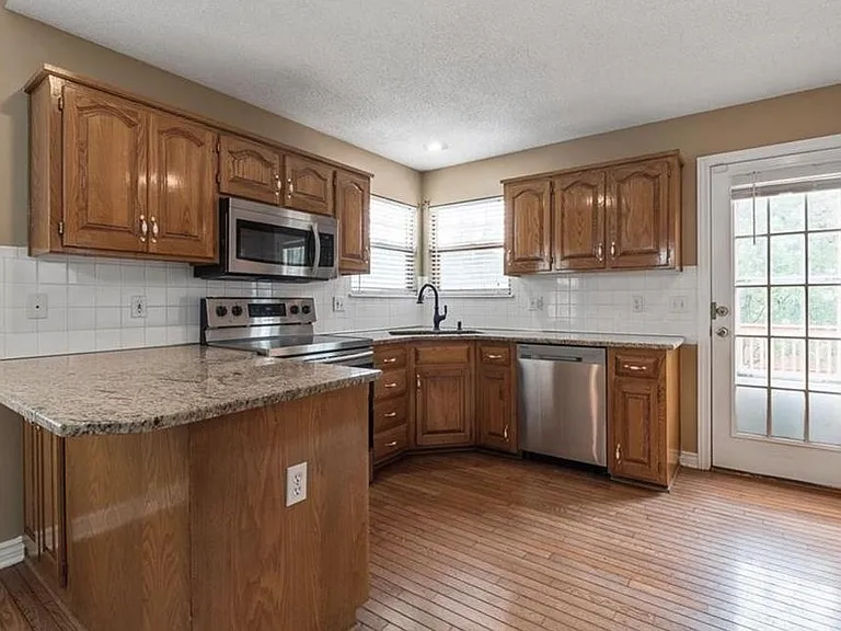 15636 Foster St — Photo 4