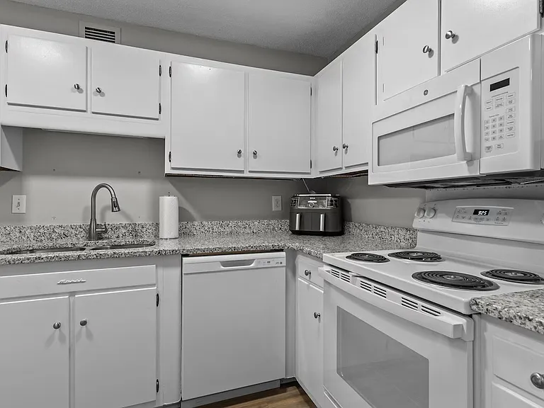 1100 Clarendon St #204 — Photo 6
