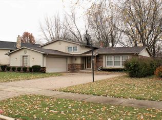 229 W Tanglewood Dr, Arlington Heights, IL 60004