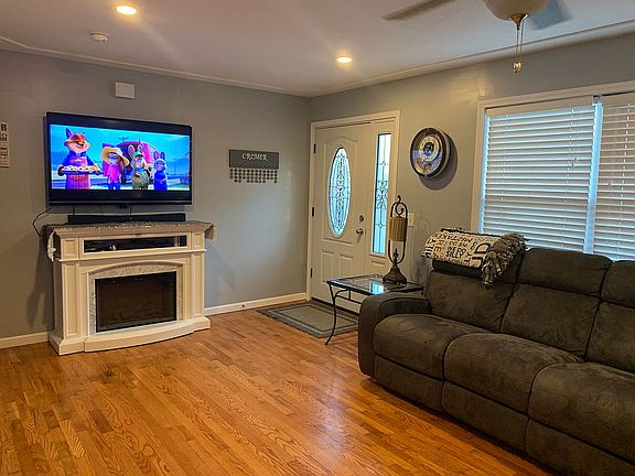 2nd image of 3225 Jennifer Ln