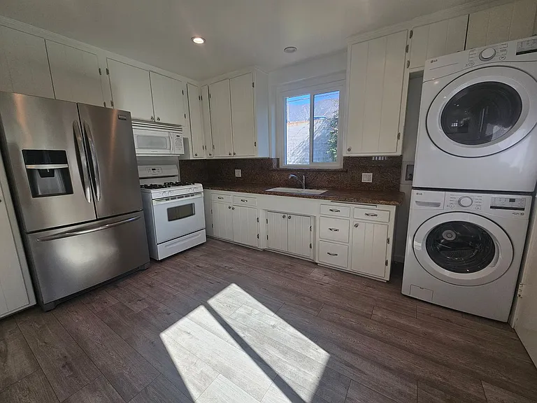 3023-3025 Community Ave — Photo 8