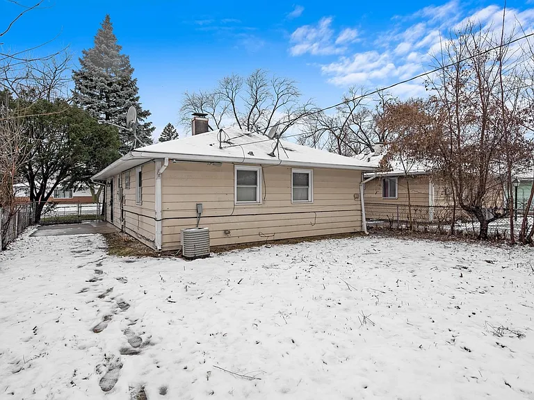 15333 Dorchester Ave — Photo 14