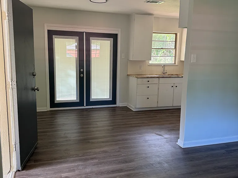 1802 Kerry Dr — Photo 4