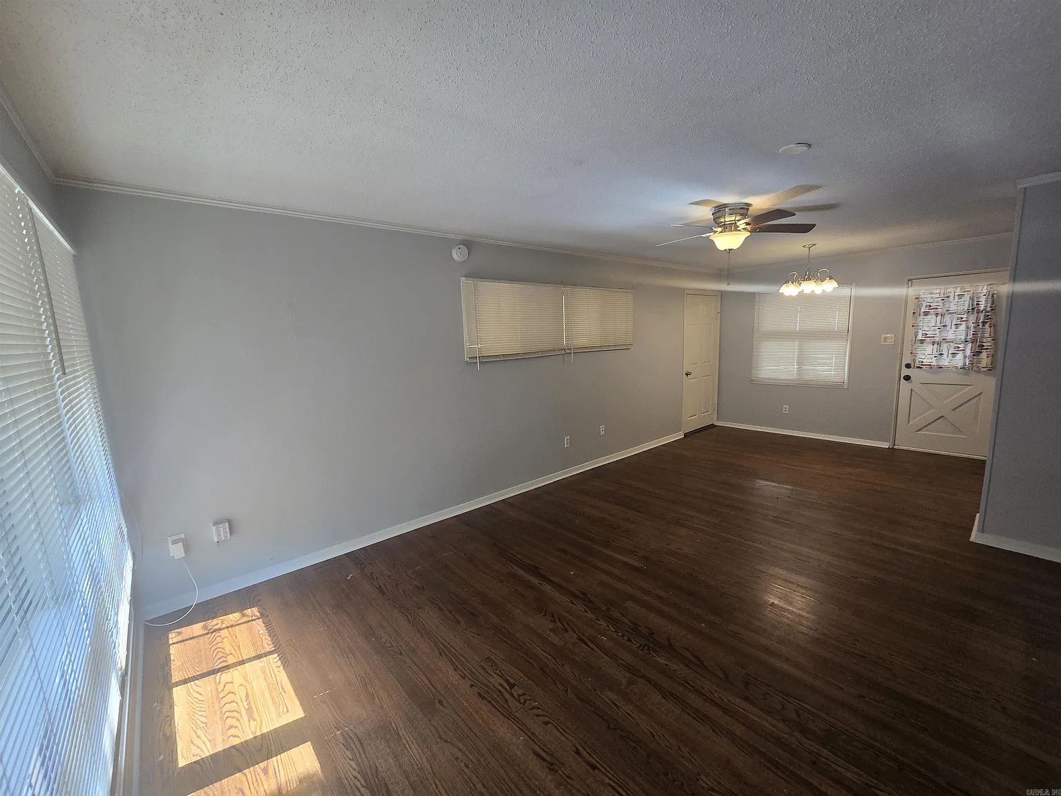 3 bed, 1.5 bath, 1008 sqft, $1,050 — Photo 2