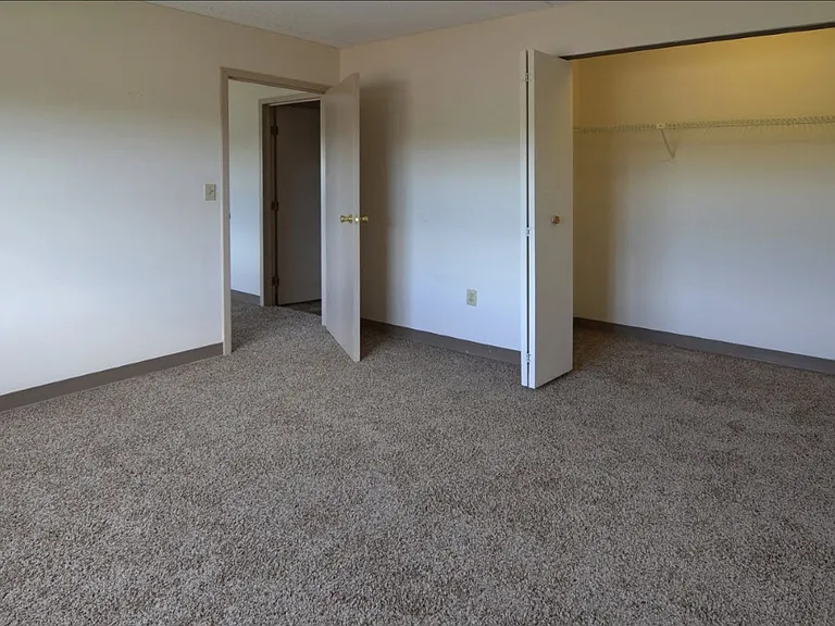 Oxford Court Apartments — Photo 6
