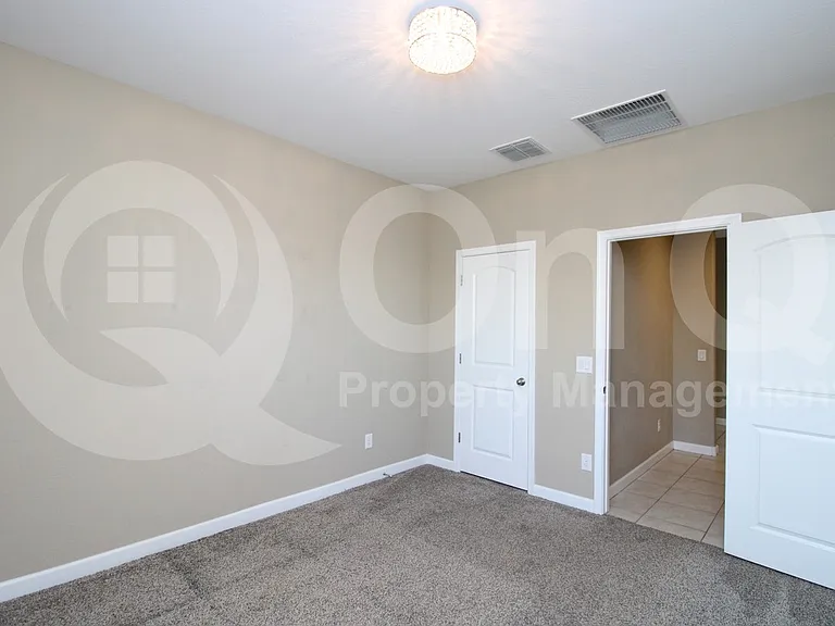 30425 W Picadilly Rd — Photo 6