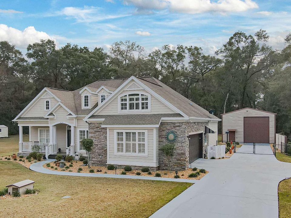 1st image of 824 NW Emerald Lakes Dr