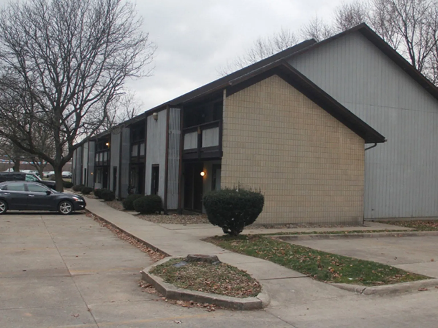 RARE VACANCY: Great 1 BR Apartment in a Great Complex - Most Convenient Location! — Photo 2