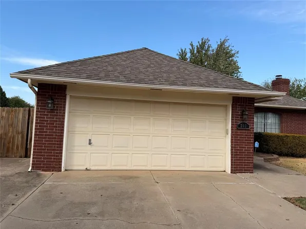 901 Randall Dr, Moore, OK 73160