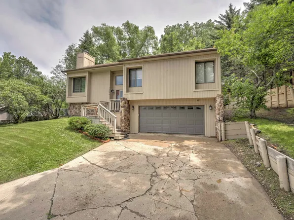 1433 11th St SW, Minot, ND 58701