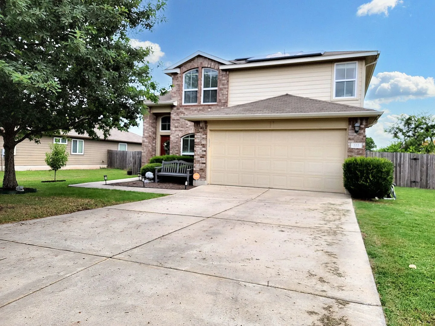 4 Bed, 2.5 Bath Hutto Home Featuring Modern Kitchen & Large Backyard — Photo 2