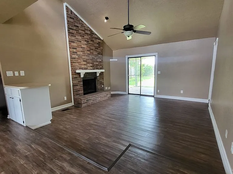 2008 Grassland Dr — Photo 3