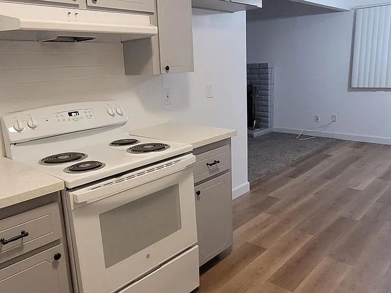 1682 Griffith Ave — Photo 9