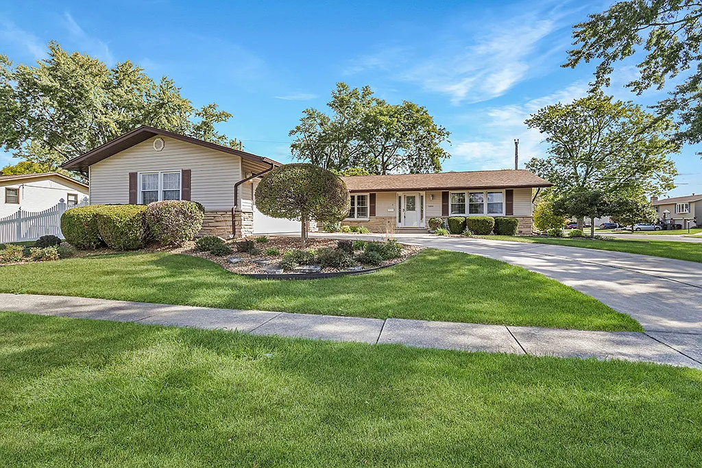6066 Forestview Dr photo 1
