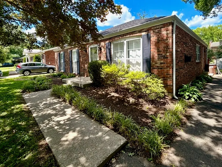 925 Fenley Ave — Photo 2