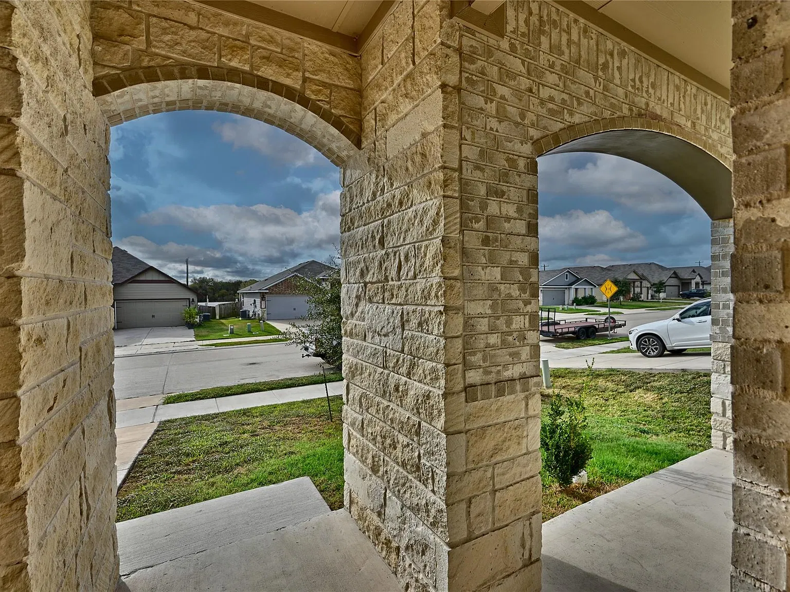 3 bed, 2.0 bath, 1660 sqft, $2,300 — Photo 3