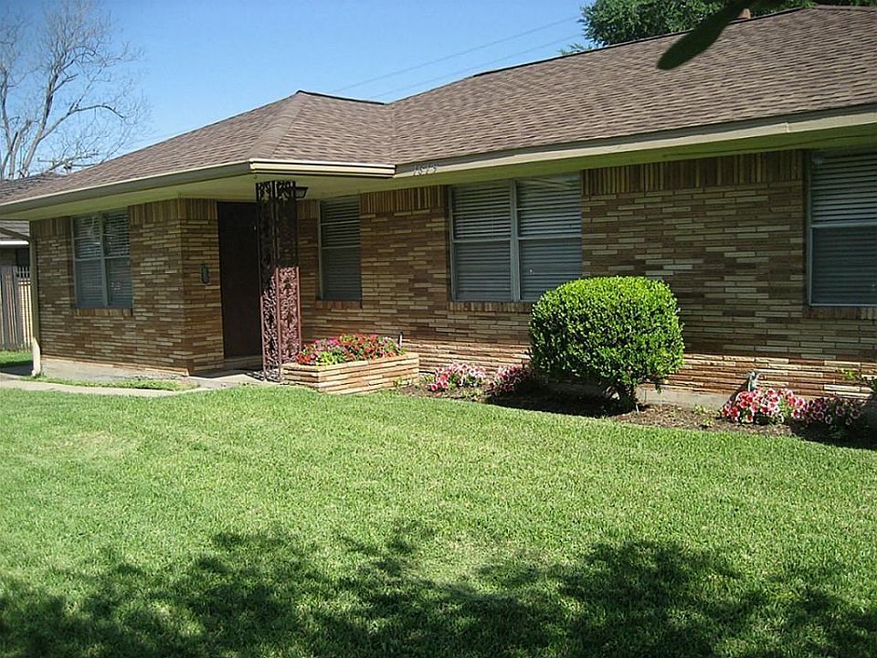 This cute home is located inside I-610 in the coveted Timbergrove / Lazybrook subdivision.