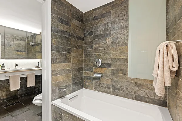 Bathroom, photo 1