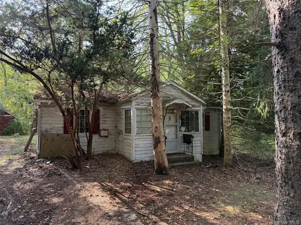 20 Primrose Path, Manorville, NY 11949