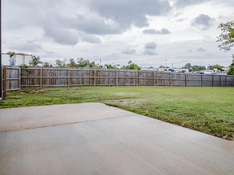 628 Bella Ct — Photo 40